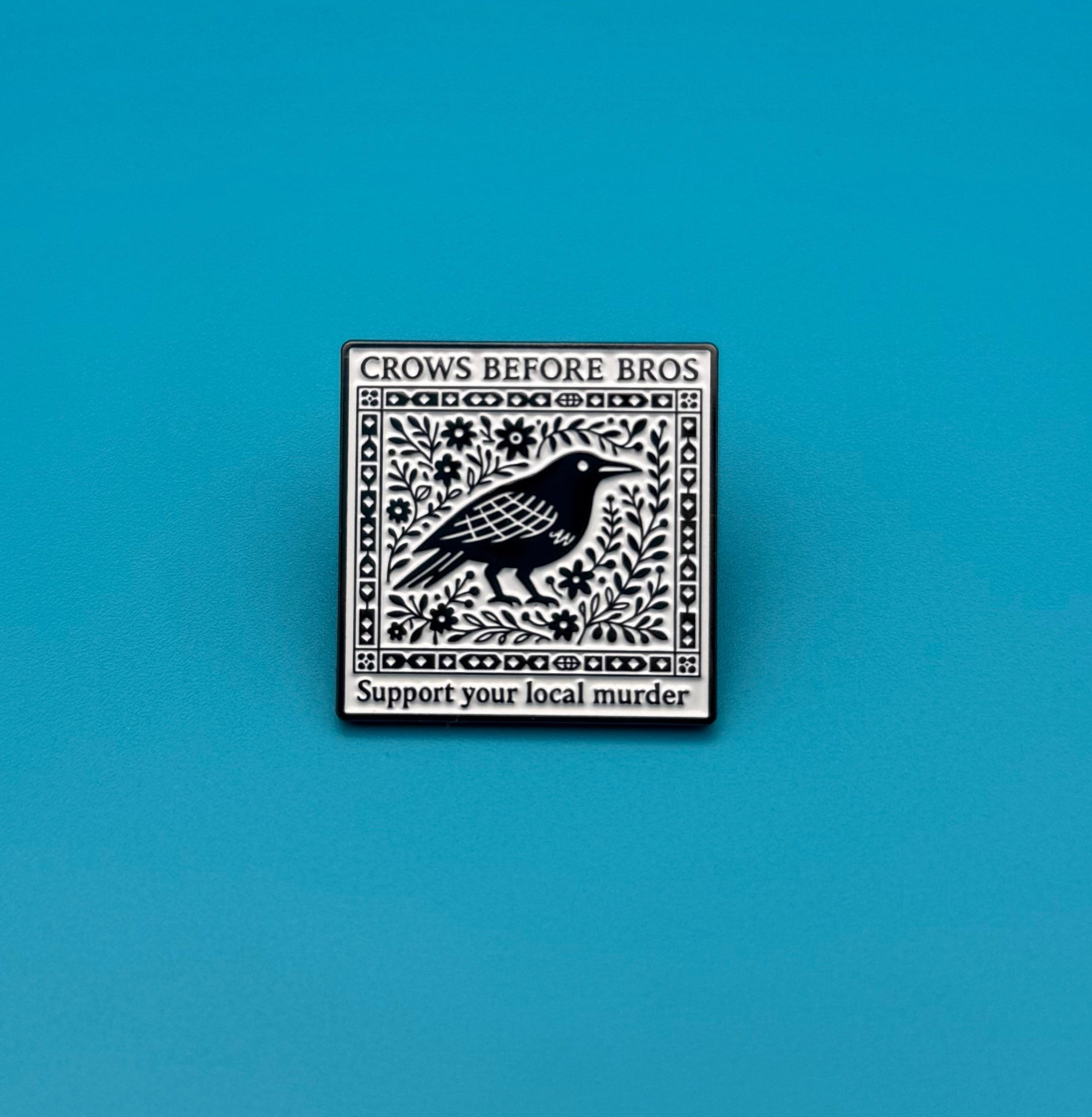 Crows Before Bros Pin Set – Krähe Enamel Pin, Gothic Dark Academia Accessoire, Lustiger Spruch Anstecker, Witchy Geschenk