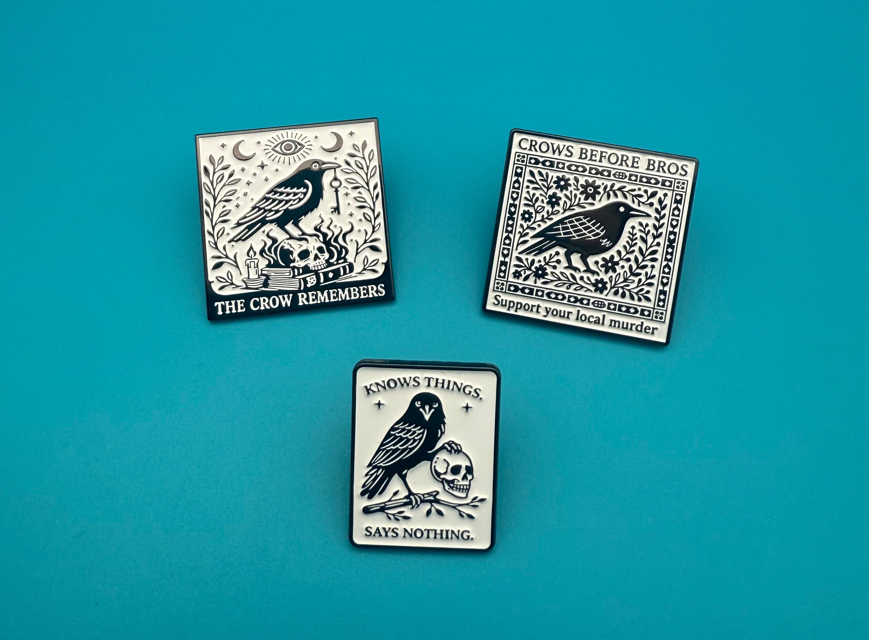 Crows Before Bros Pin Set – Krähe Enamel Pin, Gothic Dark Academia Accessoire, Lustiger Spruch Anstecker, Witchy Geschenk