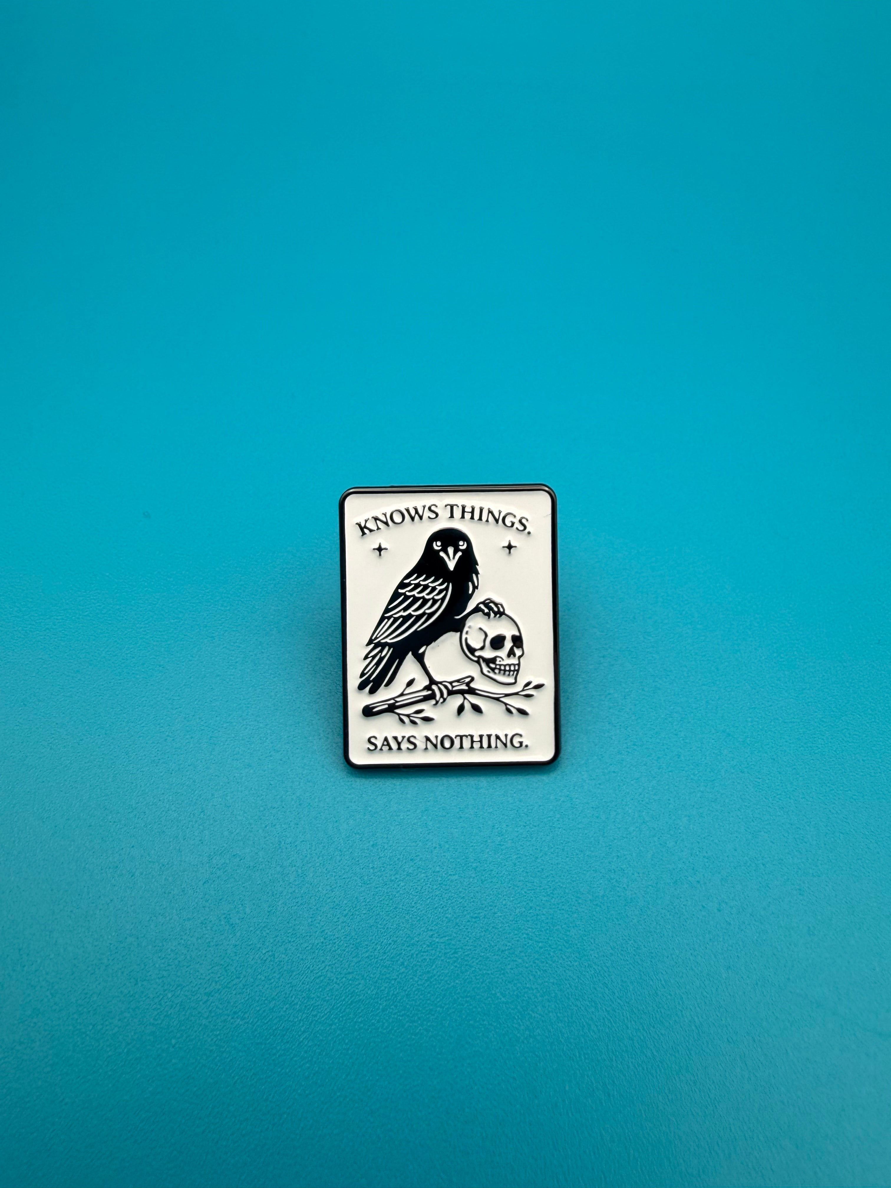 Crows Before Bros Pin Set – Krähe Enamel Pin, Gothic Dark Academia Accessoire, Lustiger Spruch Anstecker, Witchy Geschenk
