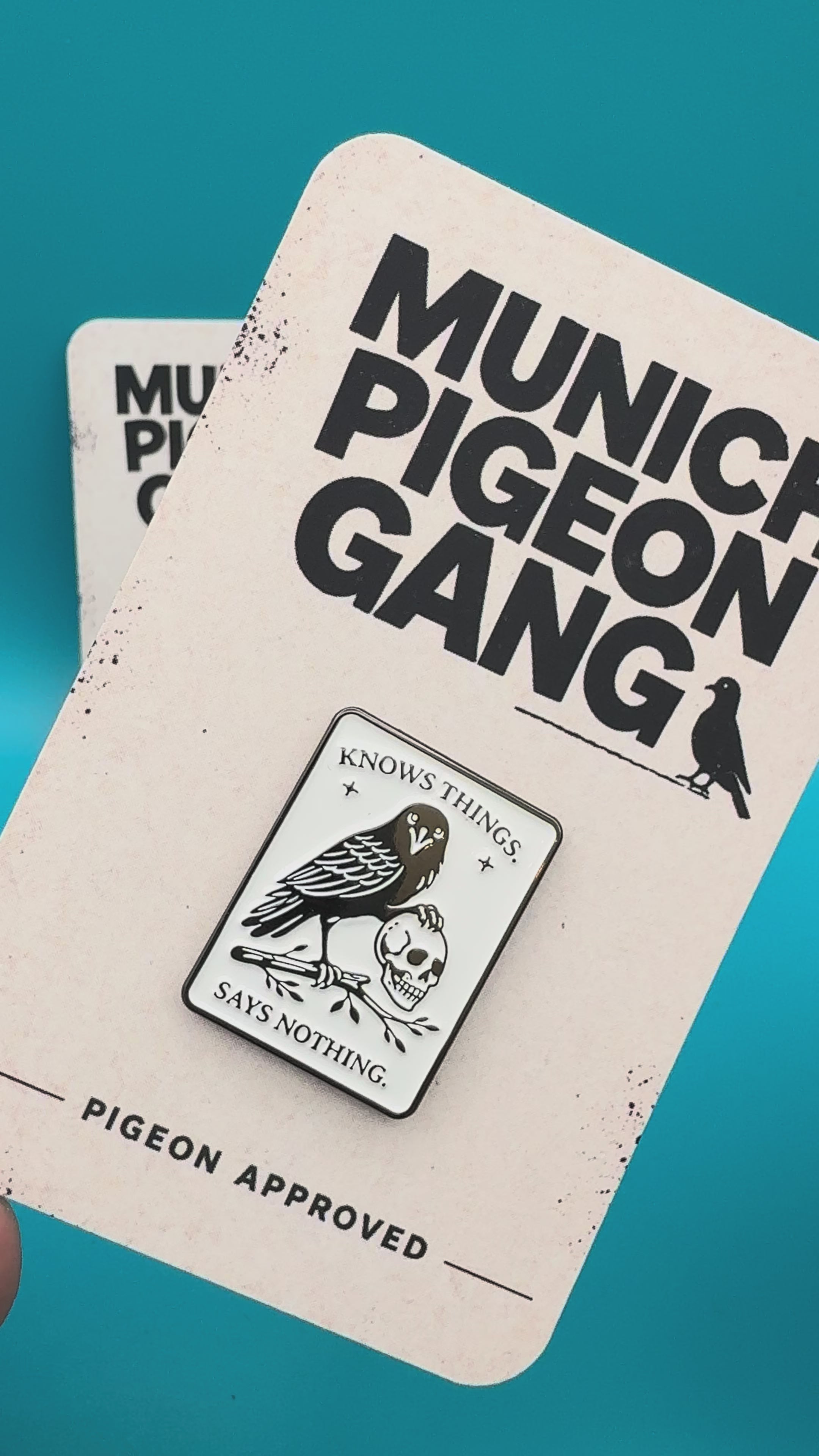 Knows Things, Says Nothing Pin - Emaille Pin