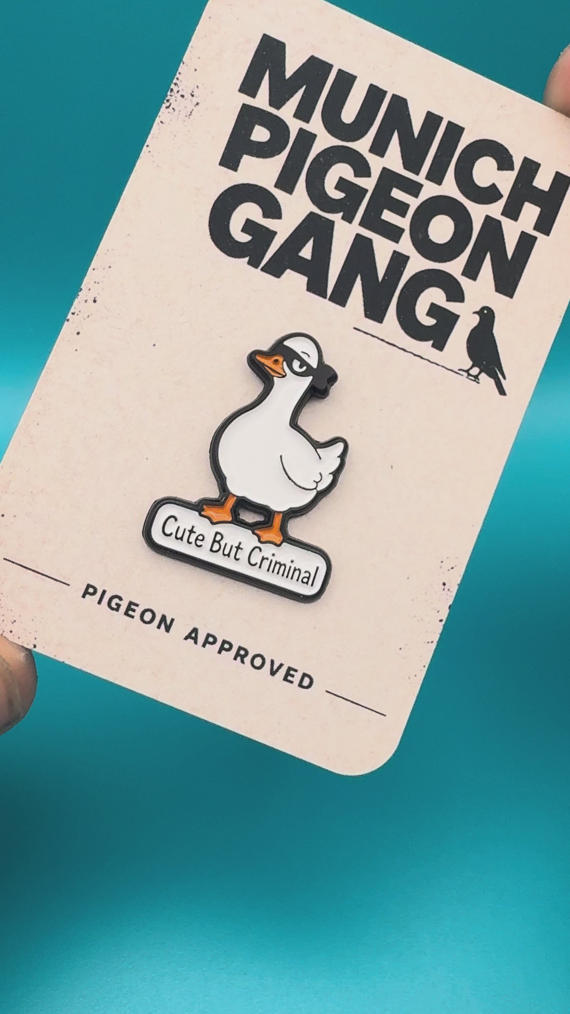 Cute but Criminal – Gans Emaille Pin