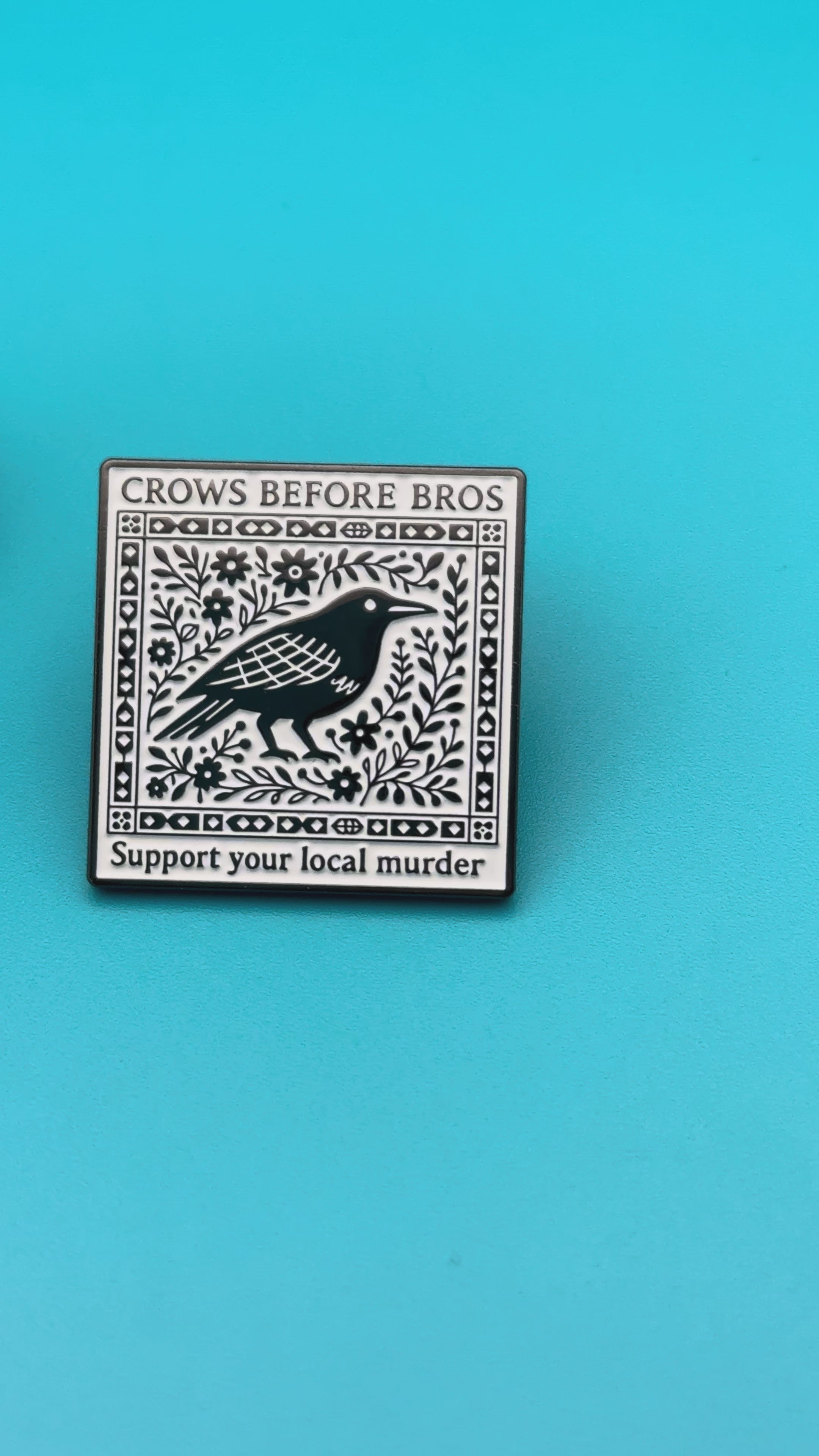 Crows Before Bros Pin Set – Krähe Enamel Pin, Gothic Dark Academia Accessoire, Lustiger Spruch Anstecker, Witchy Geschenk